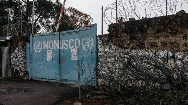 Vista general del alambre de púas que rodea una puerta en la Misión de Estabilización de las Naciones Unidas.
