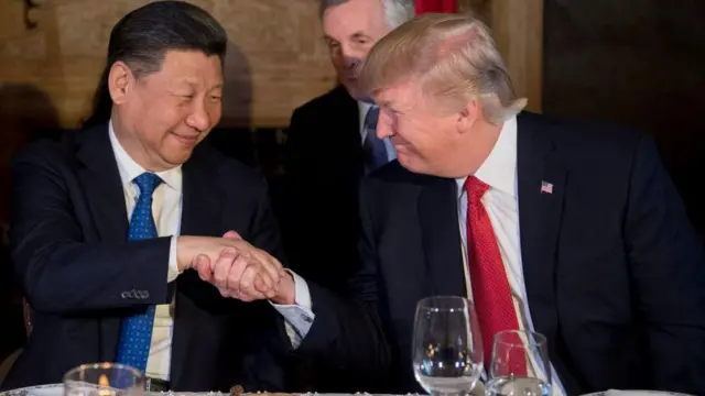 El presidente de EE.UU., Donald Trump, a la derecha, estrecha la mano de su par chino, Xi Jinping, a la izquierda, durante una cena en Mar-a-Lago en abril de 2017.