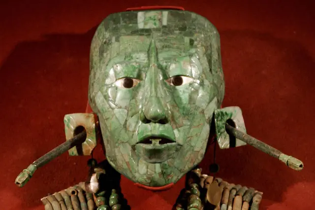 La máscara funeraria de jade del rey maya Pakal, uno de los tesoros arqueológicos que se exhiben en el Museo Nacional de Antropología de la Ciudad de México