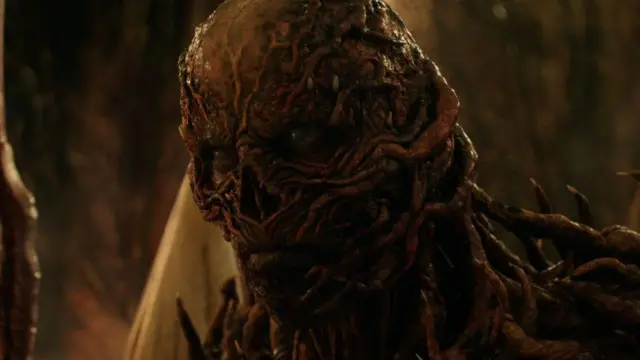 Vecna ​​con expresión sombría: su rostro está compuesto de piel quemada y protuberancias rojas y puntiagudas.