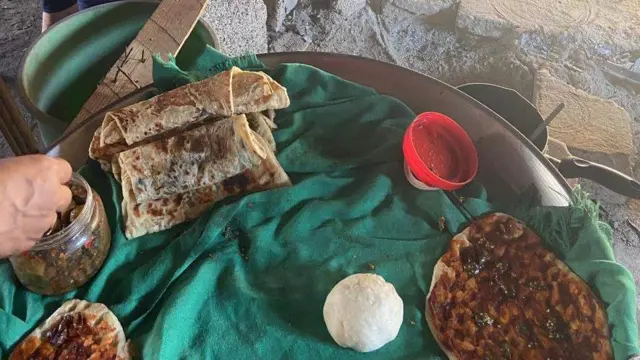 Una fotografía de manakeesh preparándose antes de servirse.