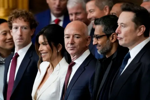 Mark Zuckerberg, director ejecutivo de Meta Platforms Inc., de izquierda a derecha, Lauren Sanchez, Jeff Bezos, fundador de Amazon.com Inc., Sundar Pichai, director ejecutivo de Alphabet Inc., y Elon Musk, director ejecutivo de Tesla Inc., durante la 60.ª inauguración presidencial en la rotonda del Capitolio de los Estados Unidos en Washington, D.C., EE. UU., el lunes 20 de enero de 2025.