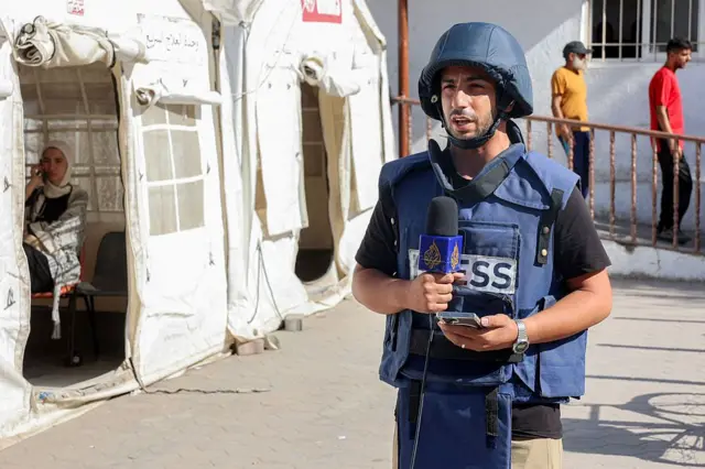 Anas al Sharif con un casco y un chaleco de protección en el que dice 