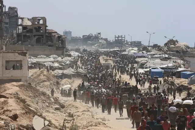 Miles de palestinos que luchan contra el hambre en Gaza acuden en masa a la zona de Zakim para recibir ayuda (22 de julio de 2025).
