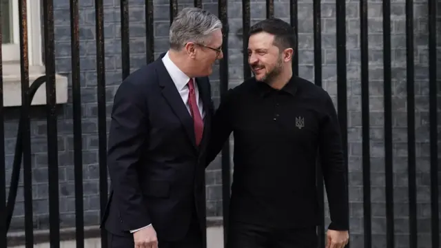 Keir Starmer y el presidente Zelensky se miran sonrientes a la entrada de Downing Street.