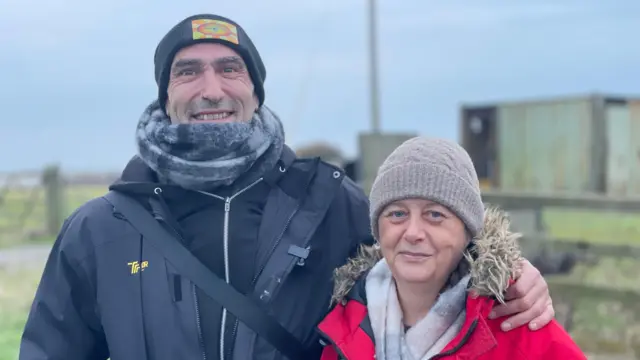 Davey Robinson (i) y Tracy Charlton.