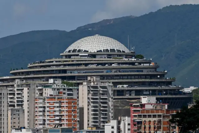 Vista del Helicoide entre edificios.