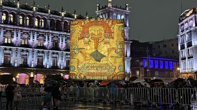 Esculturas gigantes en el Zócalo