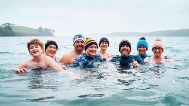 Un grupo de personas dentro de agua fría