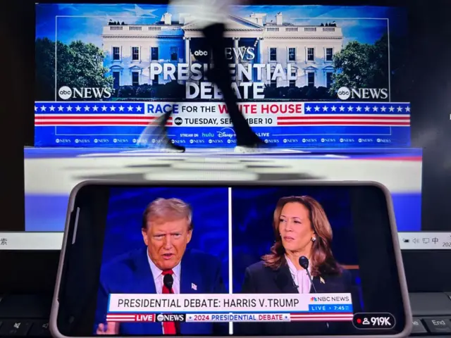 foto de una pantalla dividida mostrando a Trump y Harris durante el debate