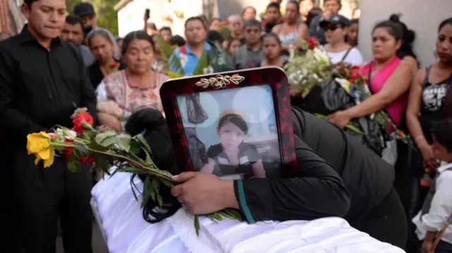 Shirley Palencia llora sobre el ataúd de su hermana de 17 años, Kimberly Mishel Palencia Ortiz, quien murió en un incendio en un refugio estatal, durante el funeral de la niña en el Cementerio General de la Ciudad de Guatemala el 17 de marzo de 2017. (Foto: JOHAN ORDONEZ/AFP vía Getty Images)