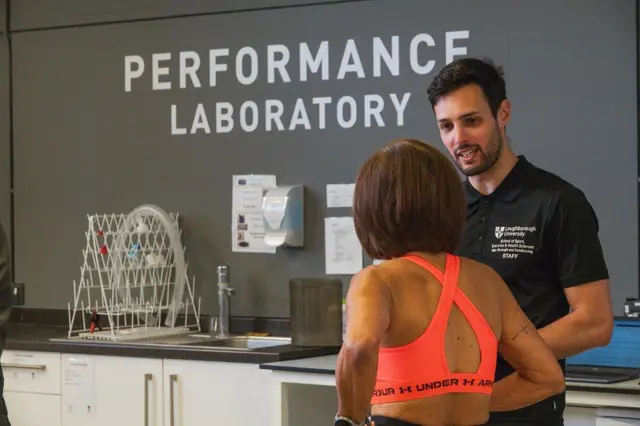 Michele Zanini conversando con Jeannie Rice en el laboratorio