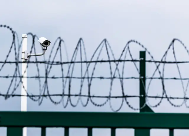 Reja con cámara de seguridad