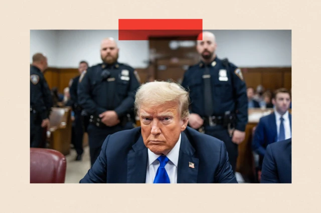 Donald Trump sentado en la mesa de los acusados dentro del tribunal mientras el jurado tiene previsto continuar las deliberaciones para su juicio por dinero pagado para silenciar a sus víctimas en el Tribunal Penal de Manhattan el 30 de mayo de 2024 en la ciudad de Nueva York.