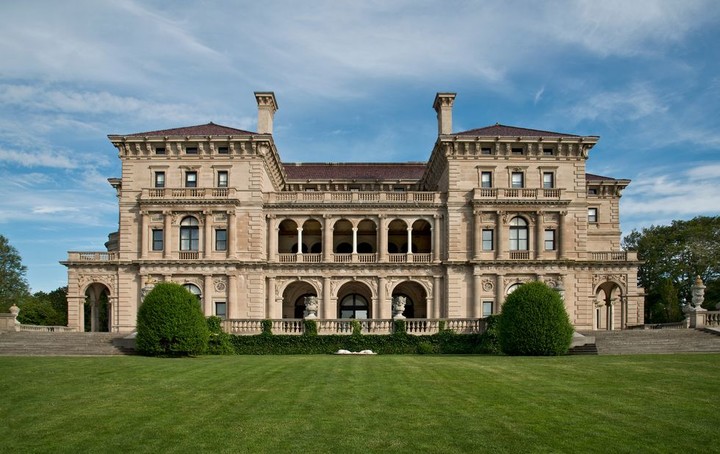 Diseñado por Richard Morris Hunt, este edificio tiene las paredes recubiertas de mármol y pan de oro.