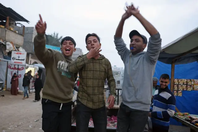 Jóvenes palestinos celebran el cese al fuego en la ciudad gazatí de Jan Yunis