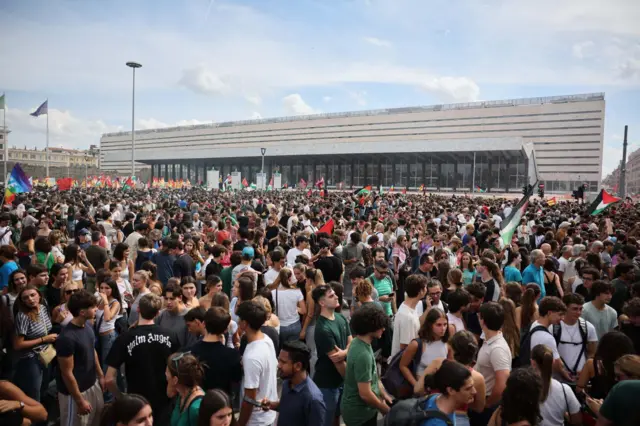 Manifestantes bloquean la estación de tren Termini durante una huelga nacional llamada