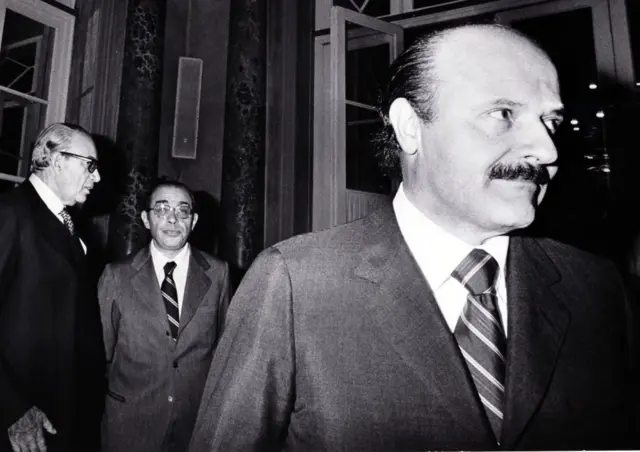 El banquero italiano Roberto Calvi asistiendo a una reunión pública