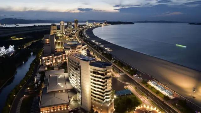 Zona turística costera de Wonsan Kalma en Wonsan. En la imagen se aprecian varios edificios de varias plantas, todos a lo largo de la costa.