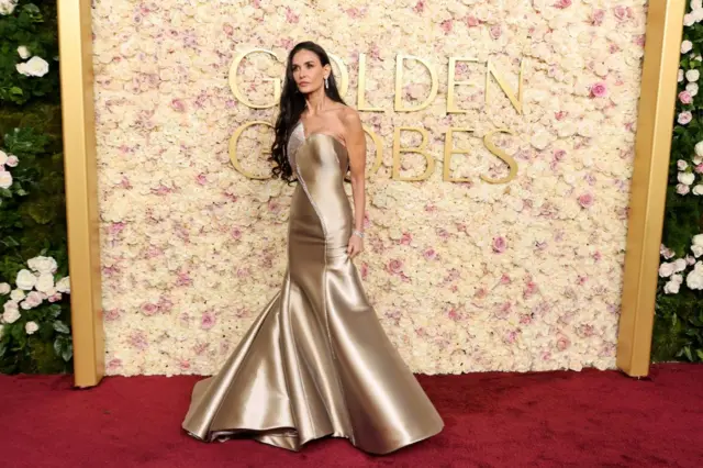 Demi Moore a su llegada a la alfombra roja de los Globos de Oro 2025.