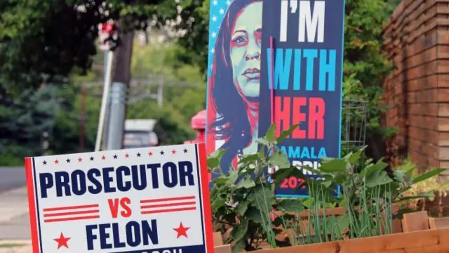 Carteles en apoyo a Kamala Harris como candidata demócrata para las elecciones presidenciales del 5 de noviembre de 2024, en los que se lee 