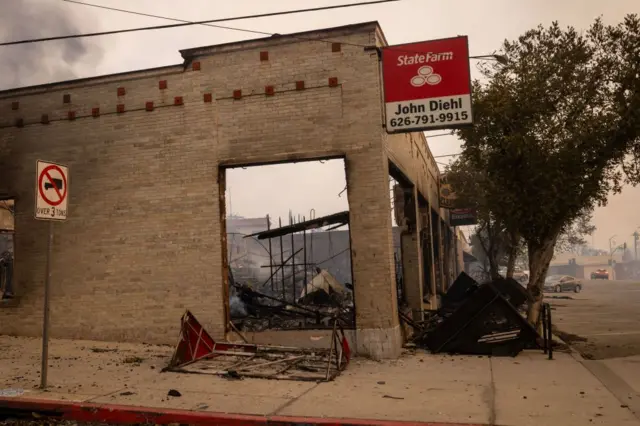 Un letrero de State Farm Insurance en un edificio destruido durante el incendio de Eaton en Altadena, California, EE. UU., el miércoles 8 de enero de 2025. (Foto de Michael Nigro/Bloomberg)