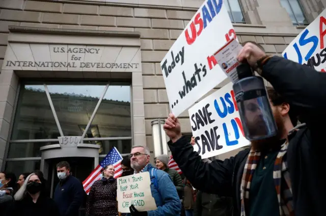 Personas protestan contra el cierre de USAID