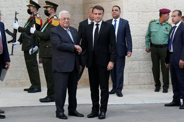 El presidente de la Autoridad Palestina, Mahmoud Abbas, junto al presidente de Francia, Emmanuel Macron.
