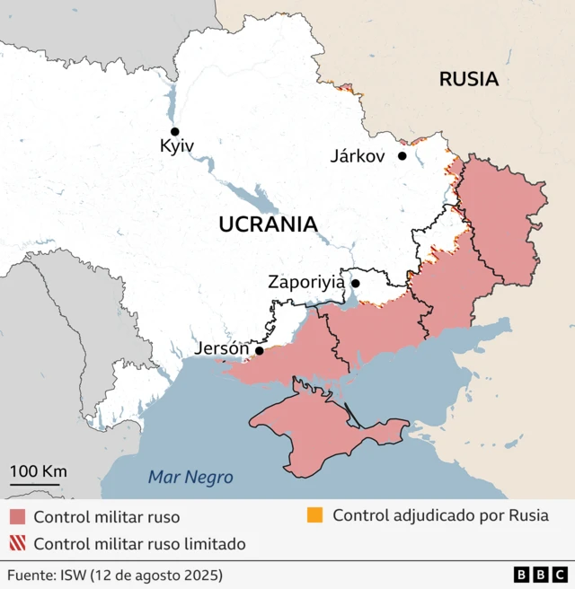 Mapa que muestra la línea del frente en Ucrania al 12 de agosto de 2025. Las zonas bajo control militar ruso están sombreadas en rosa, las zonas de control limitado tienen franjas rojas y las zonas bajo control adjudicado por Rusia  están sombreadas en amarillo. Esto demuestra que Rusia ha perdido el control de casi todas las zonas fuera de las cuatro regiones al este del país y Crimea. Las ciudades clave marcadas incluyen Kyiv, Járkov, Zaporiyia y Jersón. Fuente: ISW