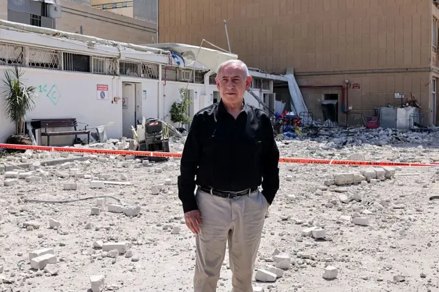 Benjamin Netanyahu delante de un hospital afectado por un misil iraní.