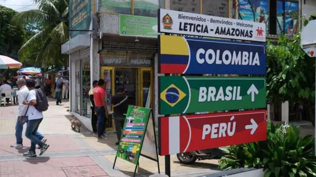 Señal de anuncio de la triple frontera entre los tres países en Leticia, Colombia.