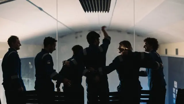 Personas en medio de una misión lunar... en la Tierra. 