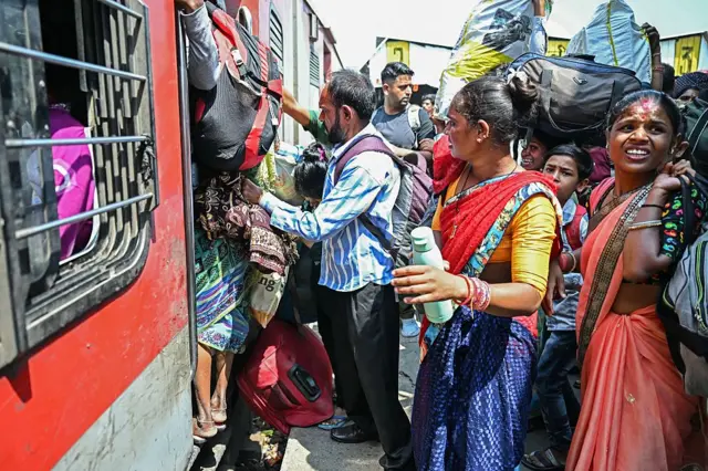 Desplazados tomando un tren en la Cachemira india.