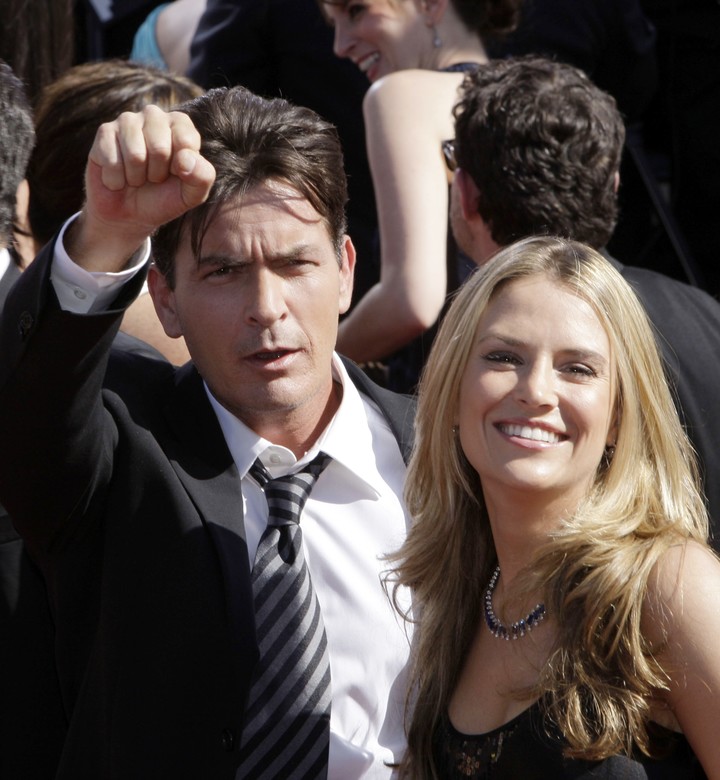 Charlie Sheen y Brooke Mueller en los premios Emmy, en 2008. Foto: AP.