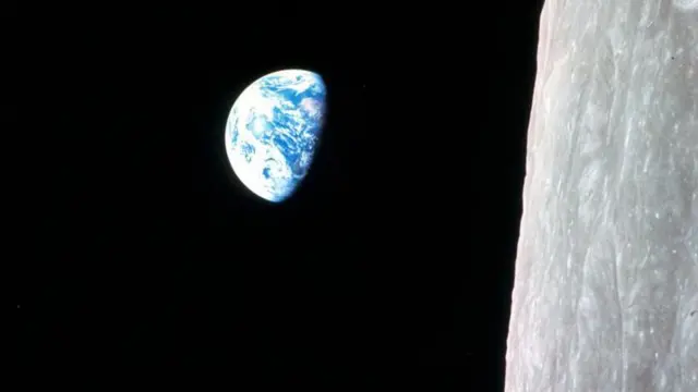 La mitad de la Tierra iluminada por el Sol y la otra mitad a oscuras, vista durante el vuelo espacial.