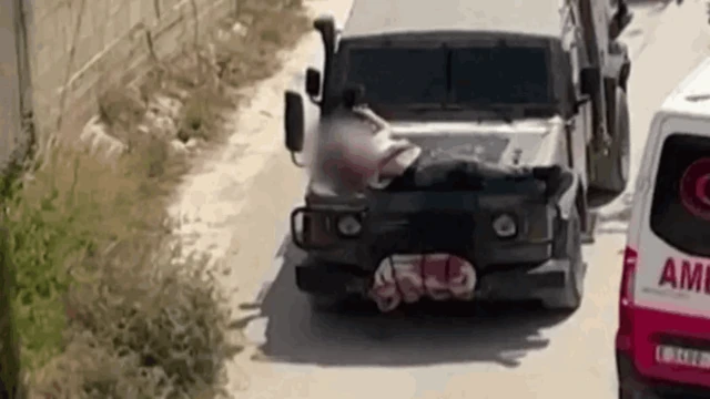 Captura del video donde se ve al palestino herido amarrado al capó de un jeep militar israelí.