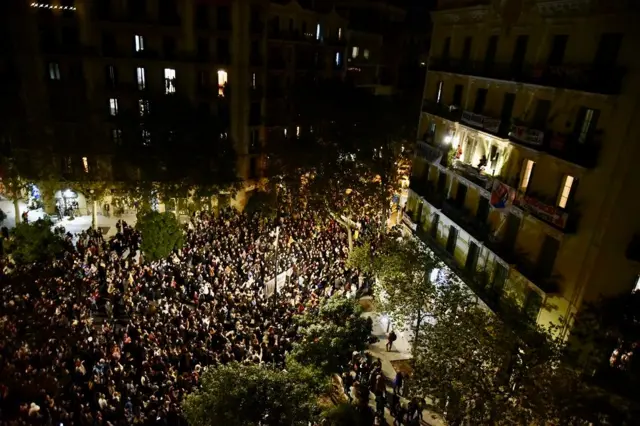 Manifestantes en la noche