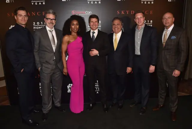 Henry Cavill, Angela Bassett y Tom Cruise junto a David Ellison