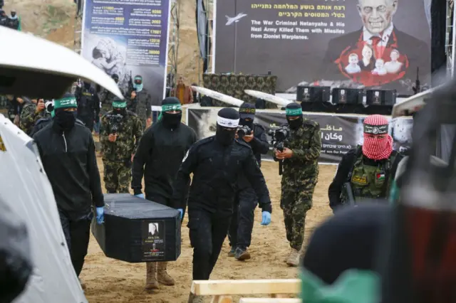 Momento en que milicianos de Hamás entregan el ataúd de uno de los rehenes israelíes.