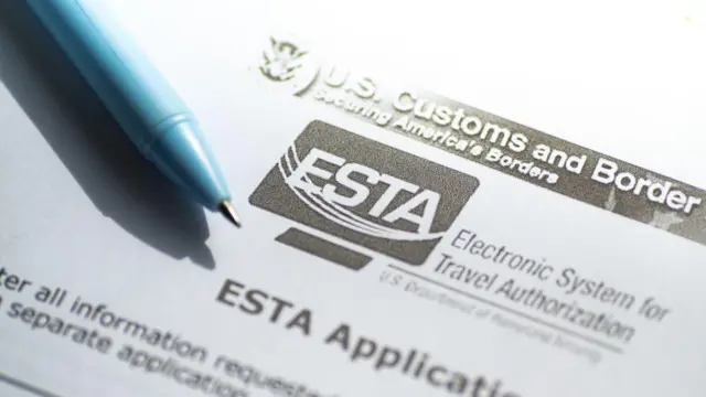 Un bolígrafo sobre un formulario de papel etiquetado como Sistema Electrónico de Autorización de Viaje (ESTA)