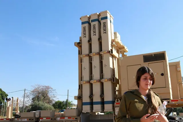 Una reservista israelí junto a una batería del sistema de defensa aérea Honda de David.