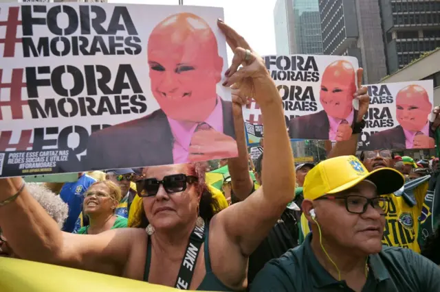 Seguidores de Bolsonaro con carteles que leen
