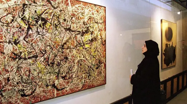 Una visitante observa 'Mural sobre suelo rojo indio', del pintor expresionista abstracto estadounidense Jackson Pollock