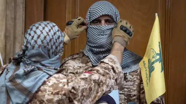 Un miembro de Hezbolá con una bandera amarilla