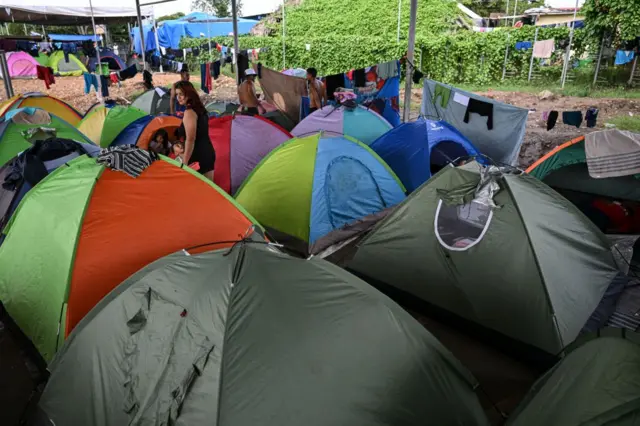 Migrantes acampan en el albergue de Lajas Blancas.