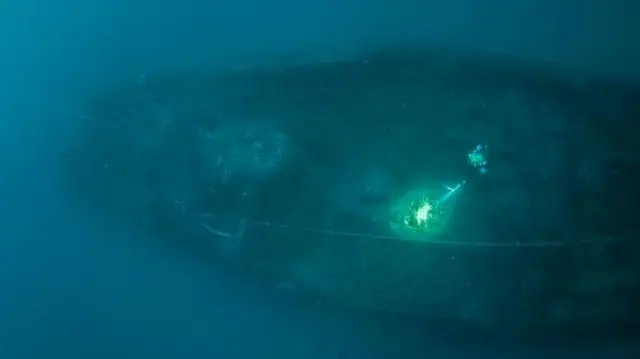 La exploración del naufragio vista desde arriba. 