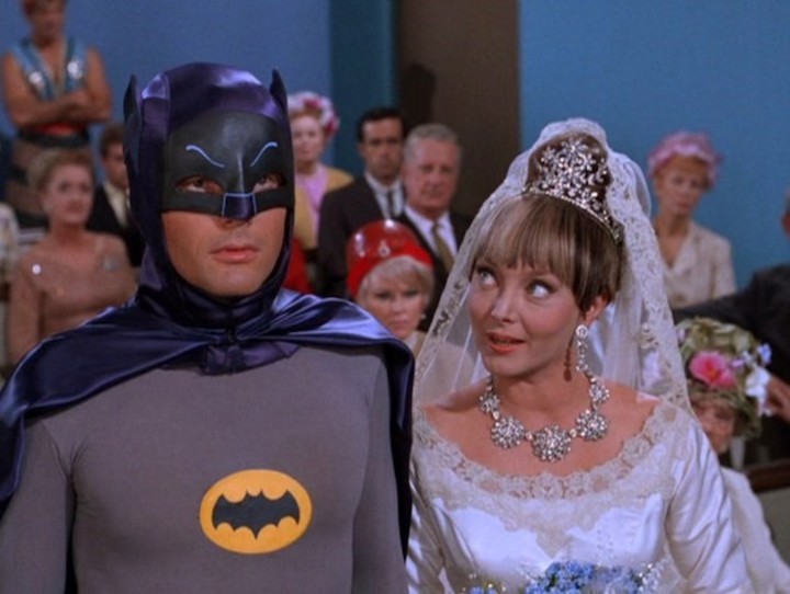 Carolyn Jones como Marsha la Reinta de Diamantes, a punto de casarse con Batman en un famoso episodio. Captura video