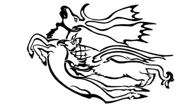 Un dibujo lineal en negro del tatuaje en el antebrazo izquierdo de la mujer. Muestra un gran ciervo con cuernos y una criatura mitad león y mitad águila que parece atacar al ciervo.