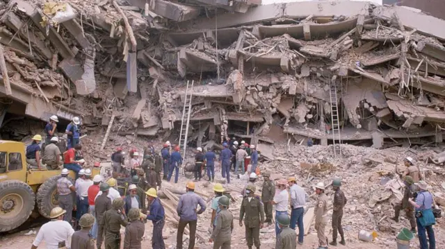 Equipos de emergencia trabajan en un edificio colapsado por el sismo de 1985 en Ciudad de México