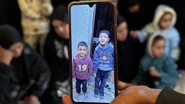 Una imagen de dos niños en un teléfono móvil.